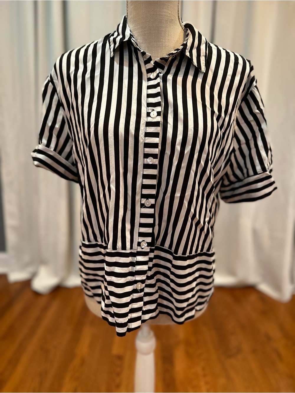 Jane & Delancey black and white striped shirt women’s size small EUC